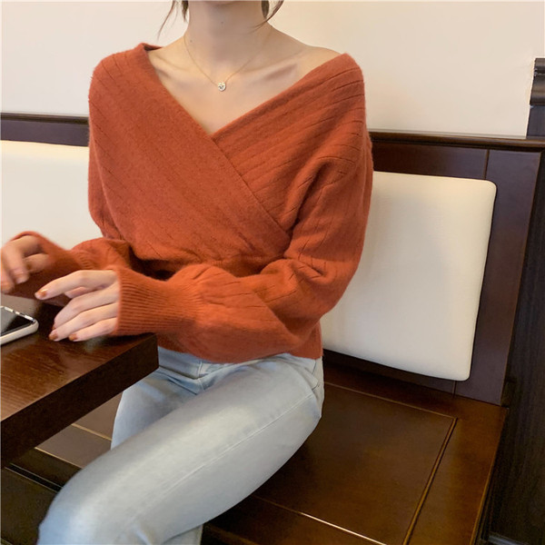 Aktuális női blúz három színben, spitz nyakkivágással