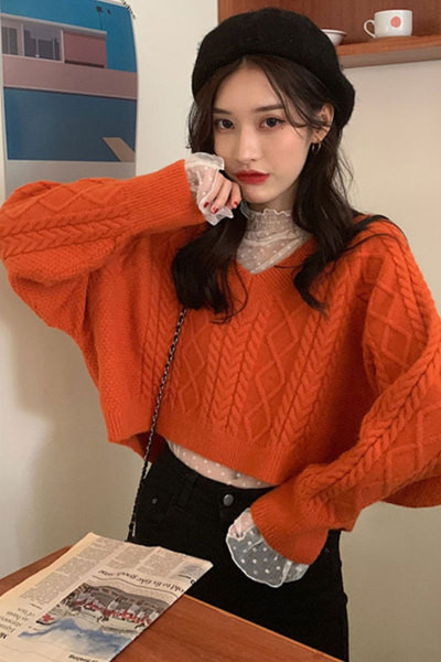 Moderns sieviešu īss trikotāžas krekls trīs krāsās ar špica kakla izgriezumu