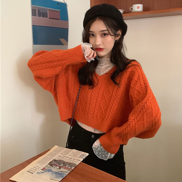 Moderns sieviešu īss trikotāžas krekls trīs krāsās ar špica kakla izgriezumu