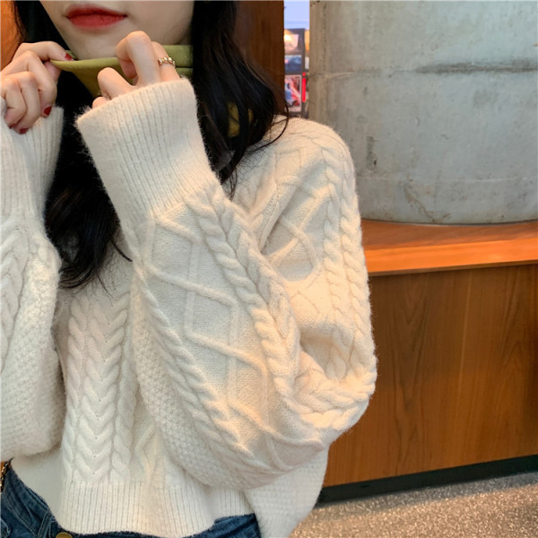 Moderns sieviešu īss trikotāžas krekls trīs krāsās ar špica kakla izgriezumu