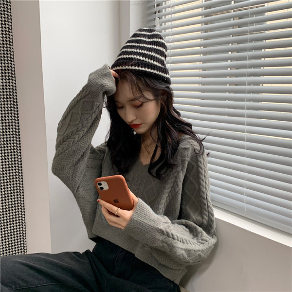 Moderns sieviešu īss trikotāžas krekls trīs krāsās ar špica kakla izgriezumu