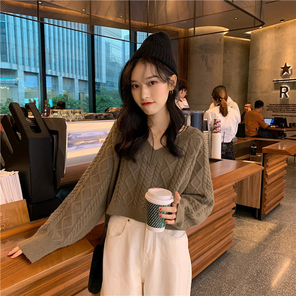 Moderns sieviešu īss trikotāžas krekls trīs krāsās ar špica kakla izgriezumu