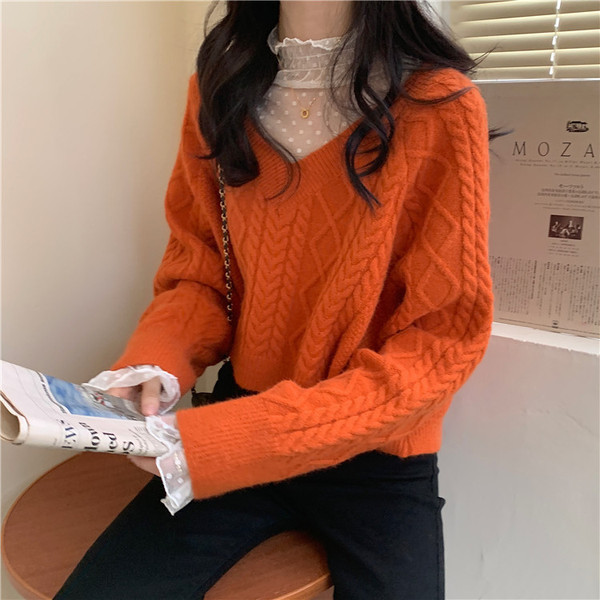 Moderns sieviešu īss trikotāžas krekls trīs krāsās ar špica kakla izgriezumu