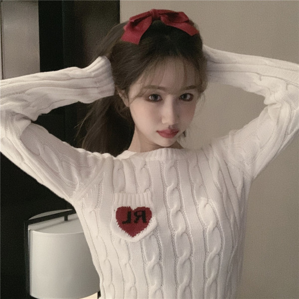 Női rövid, fehér blúz ovális nyakkivágással