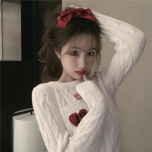 Női rövid, fehér blúz ovális nyakkivágással