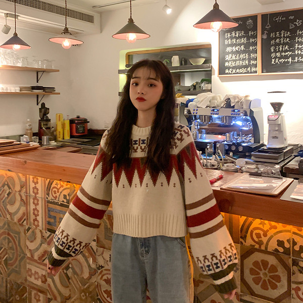 Γυναικείο casual σύντομο πουλόβερ με οβάλ λαιμόκοψη σε δύο χρώματα