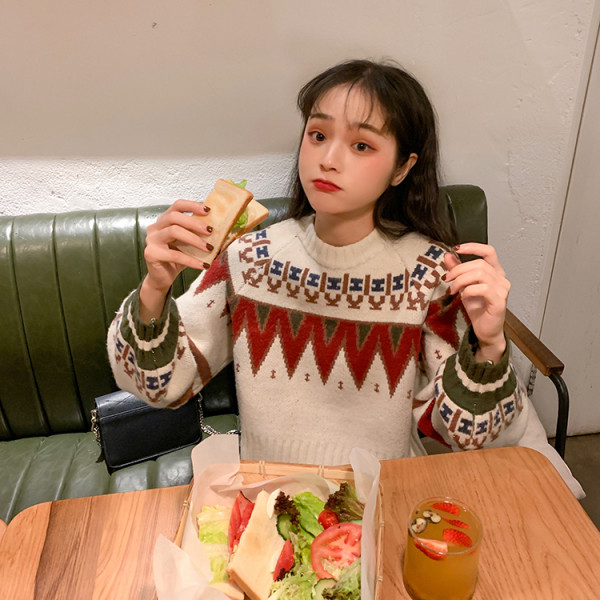 Γυναικείο casual σύντομο πουλόβερ με οβάλ λαιμόκοψη σε δύο χρώματα