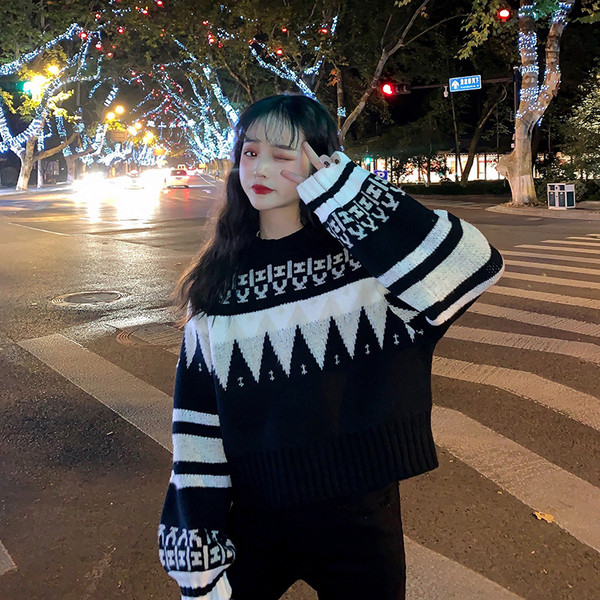 Γυναικείο casual σύντομο πουλόβερ με οβάλ λαιμόκοψη σε δύο χρώματα