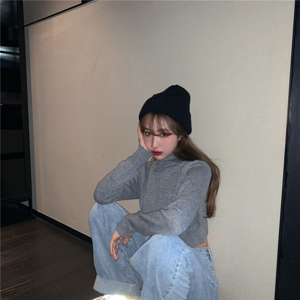 Női rövid pulóver magas gallérral, két színben