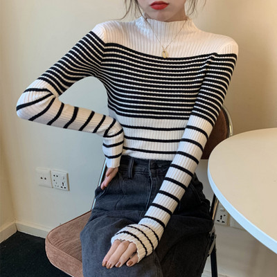 Naiste vabaaja pluusiga liibuv mudel kolmes värvitoonis