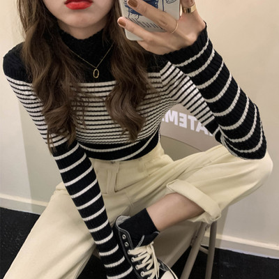 Naiste vabaaja pluusiga liibuv mudel kolmes värvitoonis