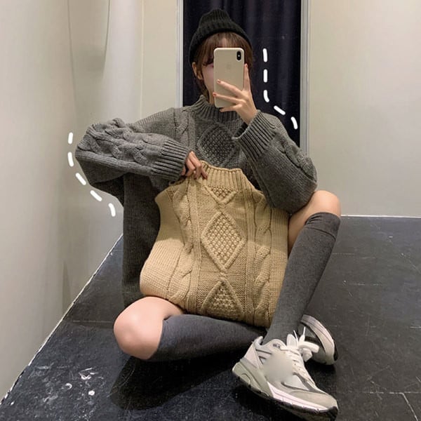 Modern női pulóver félmagas gallérral, két színben