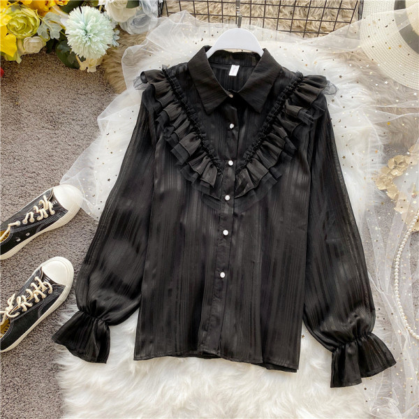 Női ing klasszikus gallérral és bézs, fehér és fekete fürtökkel