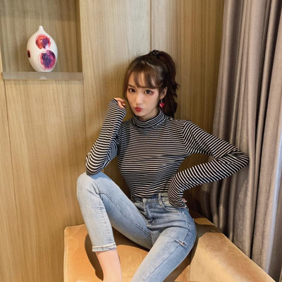 Naiste vabaaja kõrge kraega triibuline pluus – liibuv mudel