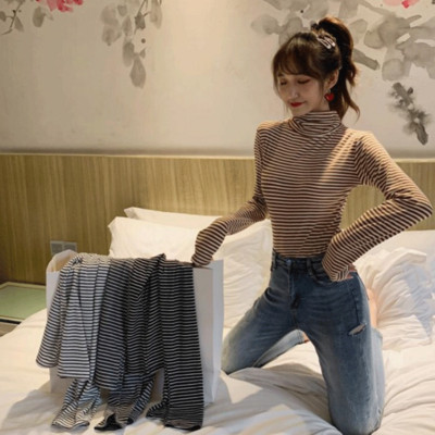 Naiste vabaaja kõrge kraega triibuline pluus – liibuv mudel