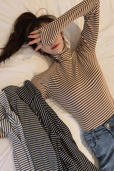 Naiste vabaaja kõrge kraega triibuline pluus – liibuv mudel