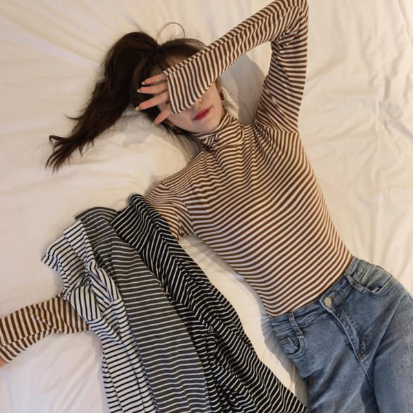 Naiste vabaaja kõrge kraega triibuline pluus – liibuv mudel