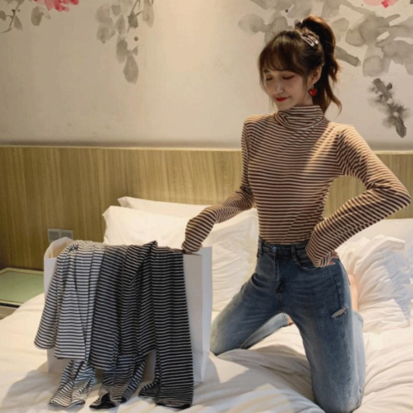 Naiste vabaaja kõrge kraega triibuline pluus – liibuv mudel