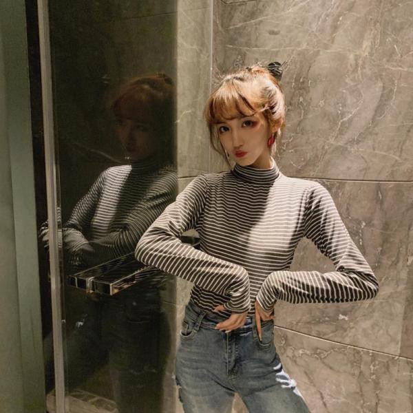 Naiste vabaaja kõrge kraega triibuline pluus – liibuv mudel