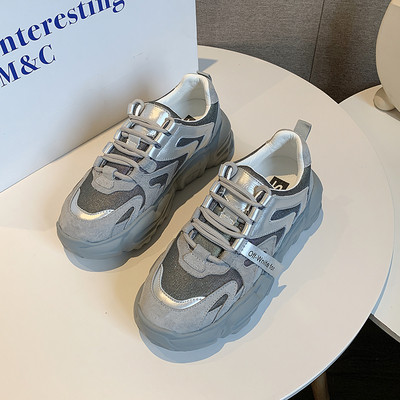 Moodsad kareda tallaga naiste sporditossud