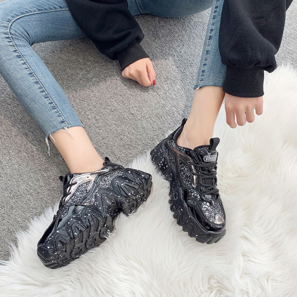 Μοντέρνα γυναικεία παπούτσια με γυαλιστερό εφέ και ψηλή πλατφόρμα