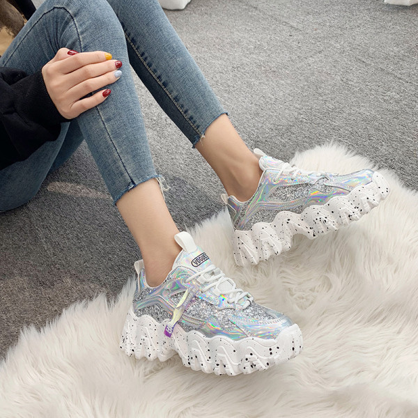 Μοντέρνα γυναικεία παπούτσια με γυαλιστερό εφέ και ψηλή πλατφόρμα