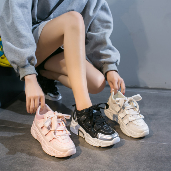 Alkalmi női tornacipő magas talppal