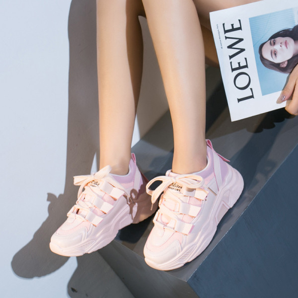 Alkalmi női tornacipő magas talppal