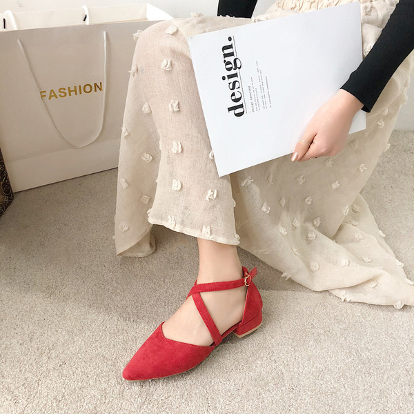 Βελούδινα γυναικεία σανδάλια μυτερό μοντέλο με σταυροτά κορδόνια 