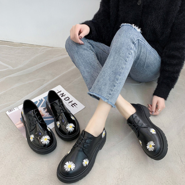 Retro fekete női bőrcipő hímzéssel - két modell