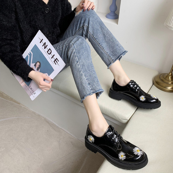 Retro fekete női bőrcipő hímzéssel - két modell