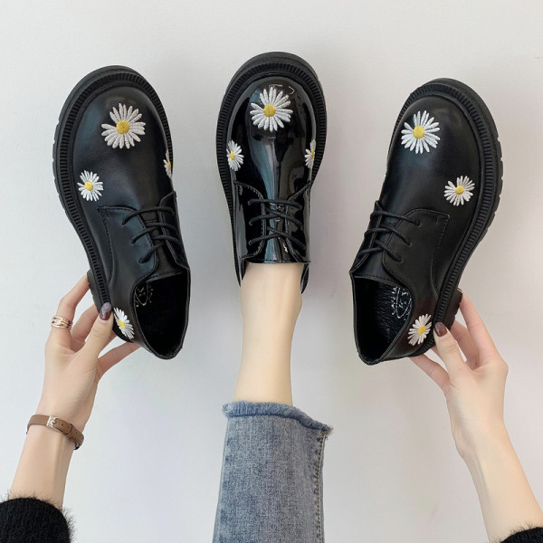 Retro fekete női bőrcipő hímzéssel - két modell