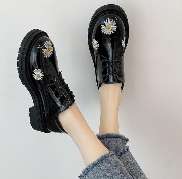 Retro fekete női bőrcipő hímzéssel - két modell