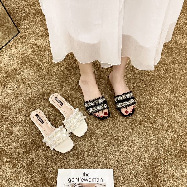 Modern női papucs sarokkal és gyöngyökkel