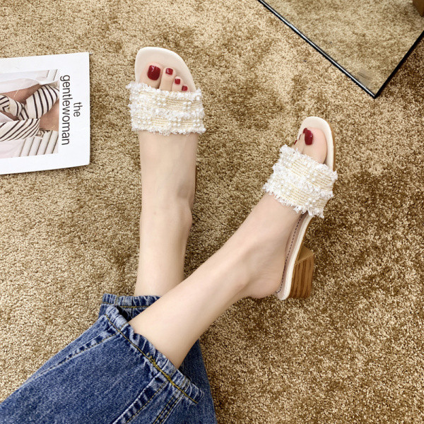 Modern női papucs sarokkal és gyöngyökkel