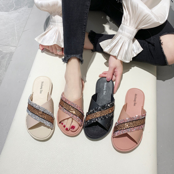 Καθημερινές γυναικείες παντόφλες με επίπεδη σόλα και πούλιες