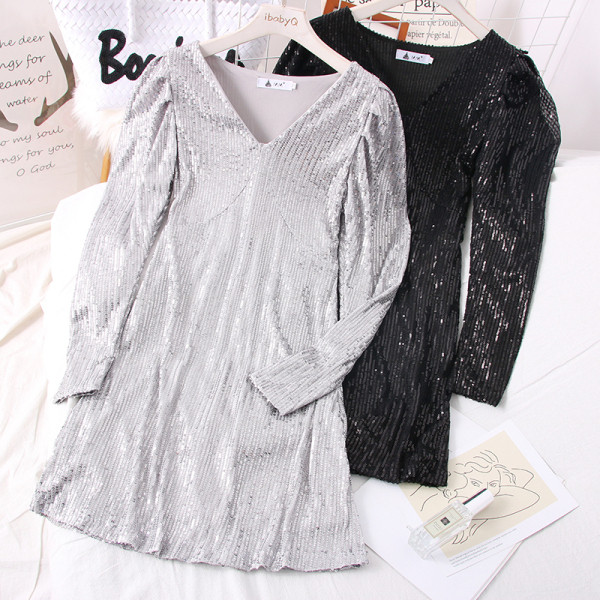 Modern női ruha flitterekkel és spitz nyakkivágással