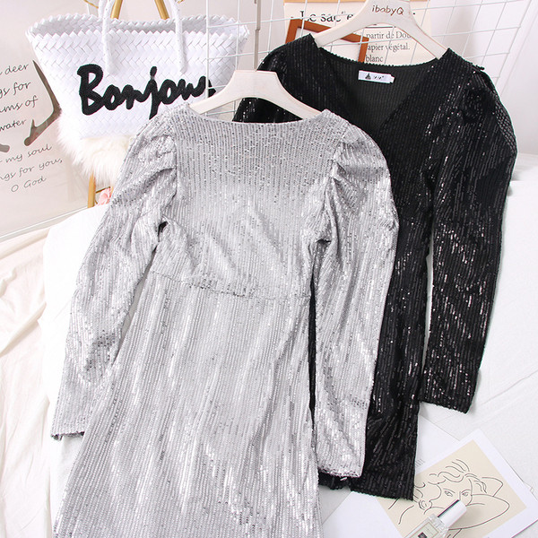 Modern női ruha flitterekkel és spitz nyakkivágással