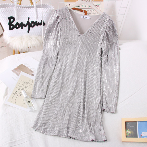 Modern női ruha flitterekkel és spitz nyakkivágással