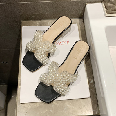 Stílusos női papucs sarokkal és gyöngyökkel