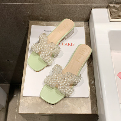 Stílusos női papucs sarokkal és gyöngyökkel