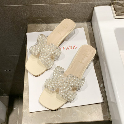 Stílusos női papucs sarokkal és gyöngyökkel