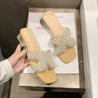 Stílusos női papucs sarokkal és gyöngyökkel