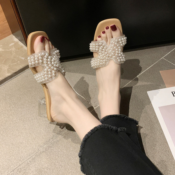 Stílusos női papucs sarokkal és gyöngyökkel