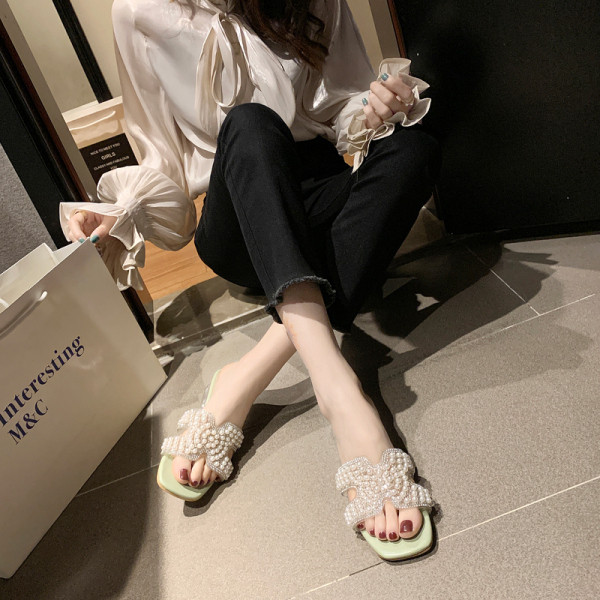 Stílusos női papucs sarokkal és gyöngyökkel