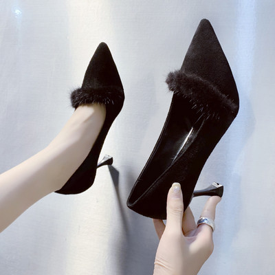 Női velúr cipő, magas sarkú, hegyes orrú pehellyel