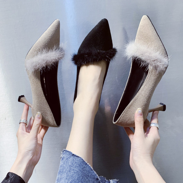 Női velúr cipő, magas sarkú, hegyes orrú pehellyel