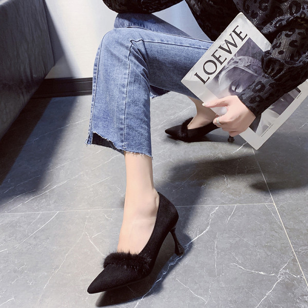 Női velúr cipő, magas sarkú, hegyes orrú pehellyel