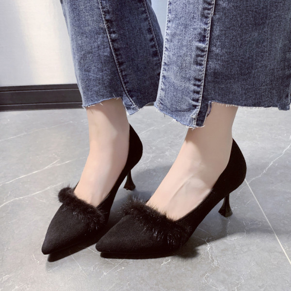 Női velúr cipő, magas sarkú, hegyes orrú pehellyel