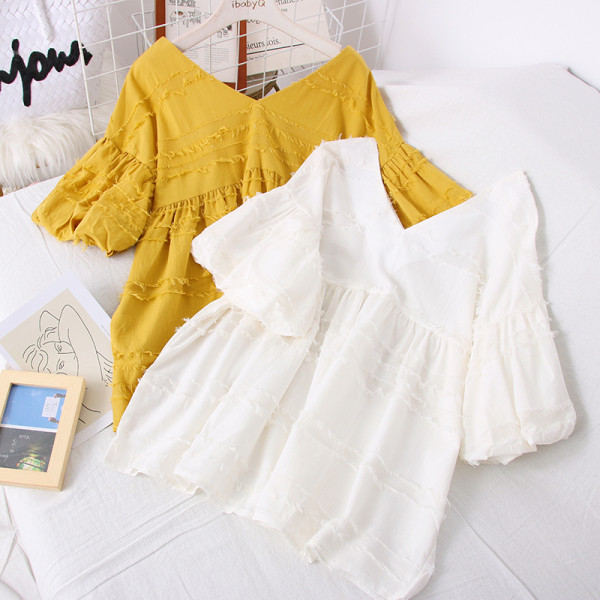 Spitsikaelusega ja laiade lootosevarrukatega naiste pluus